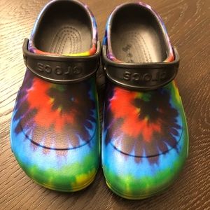 CROCS - Men 6/Women’s 8